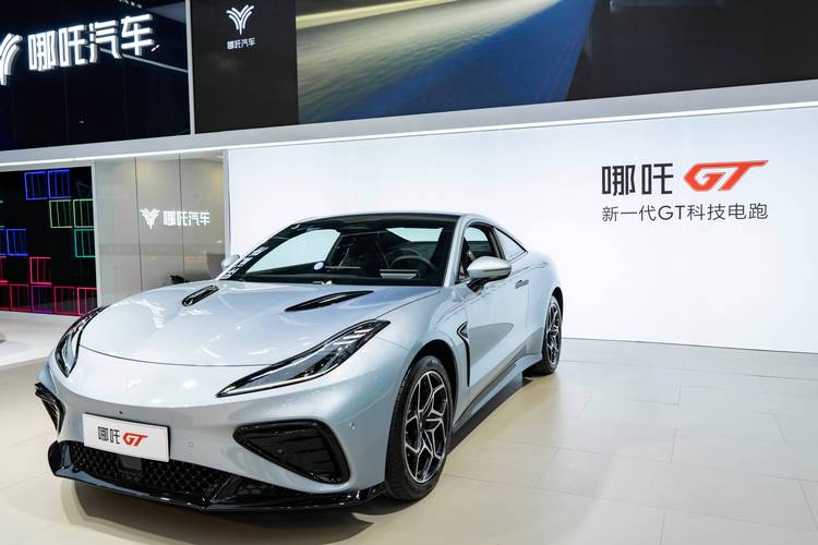 东莞34哪吒汽车在智能汽车领域的表现，领途汽车在新能源汽车市场中的影响力